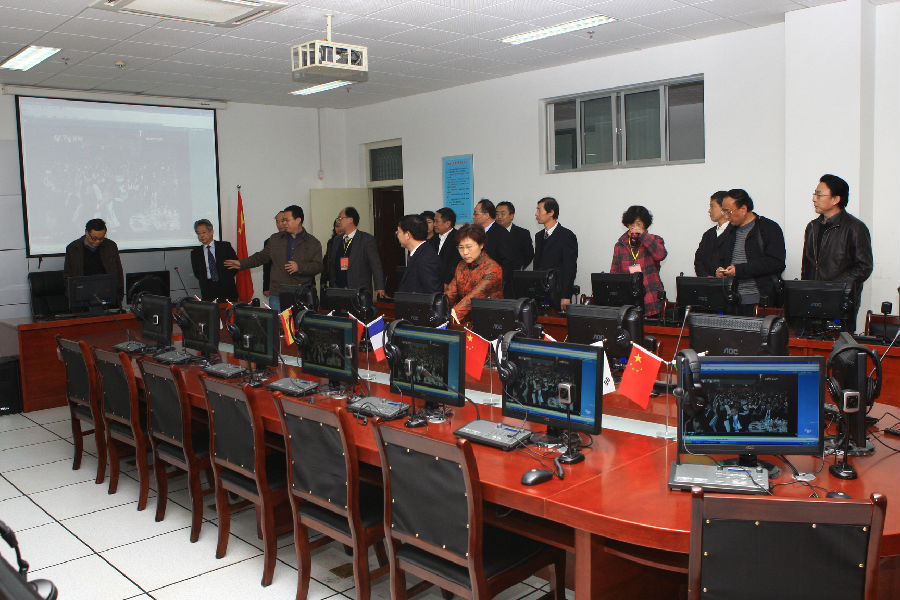 专家组�?察舜耕校区同声传译实验室.JPG
