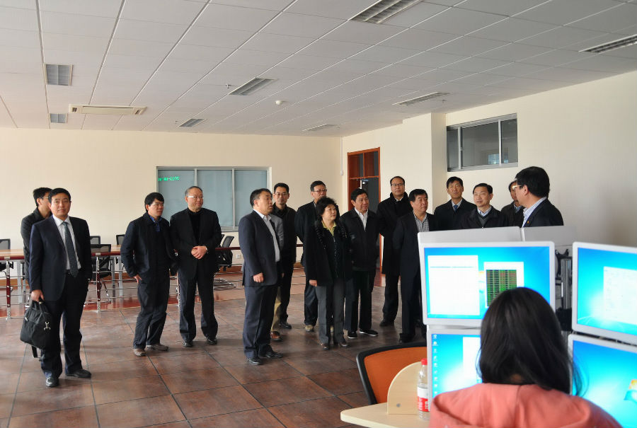 2013�?1月上海财经大学樊丽明校长考察金融工程实验�?jpg