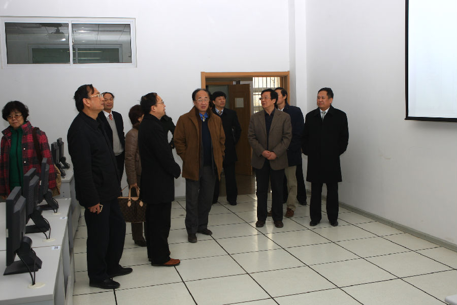 2011-2-24专家组�?察圣井校区�?夫楼计算机基�?��验室并听取高康林教授汇报.JPG