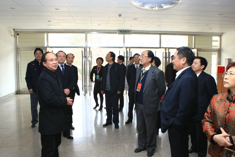 中心丛建阁主任向教育部全国高校设置评议委员会专家组汇报实验室和实验教学情�?JPG