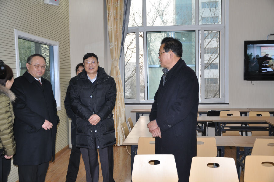 全国高校设置评议委员会专家组社会工作实训中心听取陈爽副教授汇�?jpg