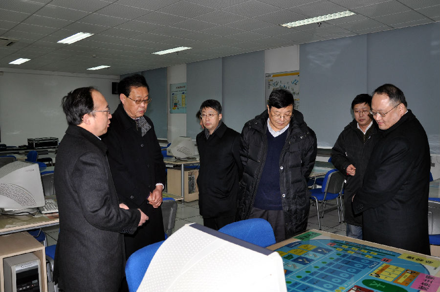 2011�?2月全国高等学校设置评议委员会专家考察ERP实验�?jpg