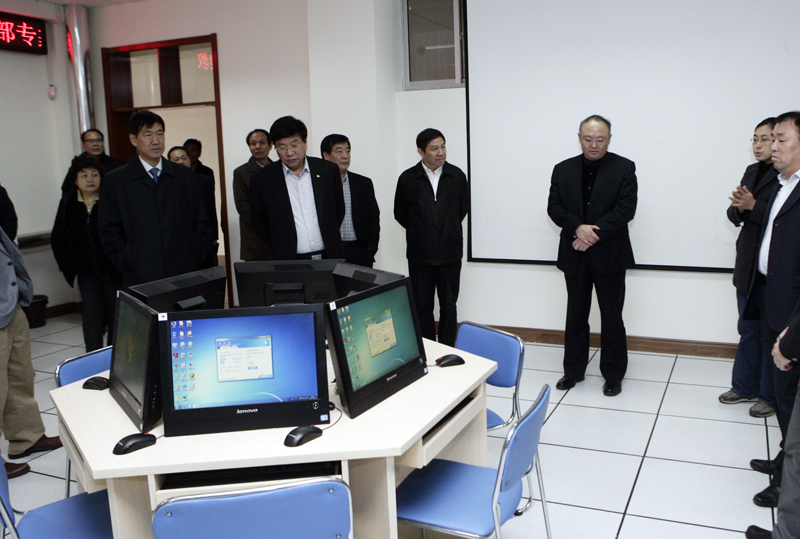 2013�?1月对外经贸大学施建军校长考察金融综合实验�?jpg