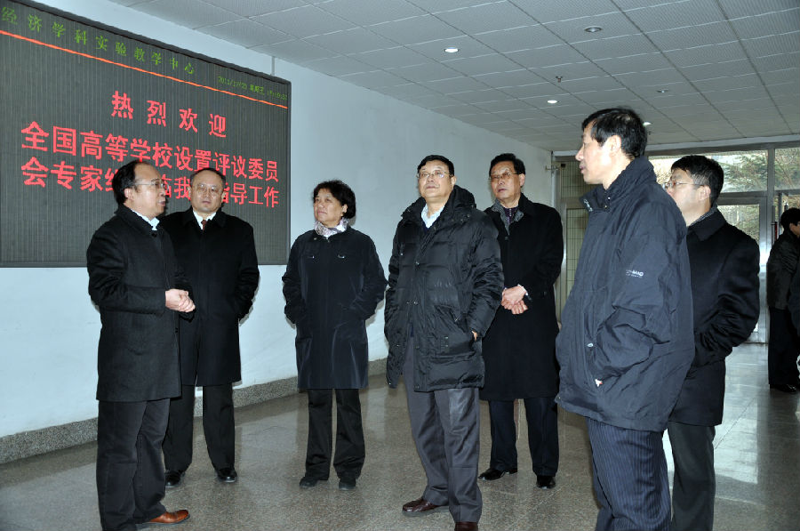 2011�?2月全国高等学校设置评议委员会专家考察实验中心.jpg