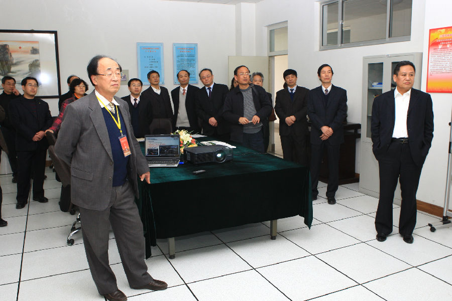 专家组�?察金融服务外包实验室并听取亓晓�?师汇�?JPG