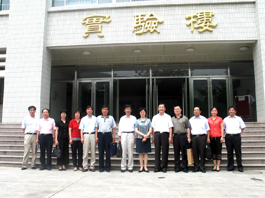 2007年教育厅高校实验教学示范中心专家组�?察实验中�?jpg