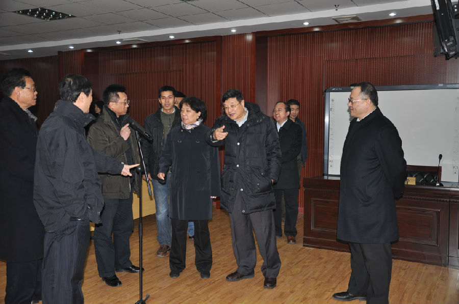 全国高校设置评议委员会专家组在模拟法庭实验室听取闫宝龙教授汇�?jpg