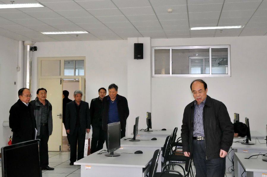 2013�?1月省高等学校骨干学科教学实验中心建设工程绩效考评专家组�?察财经新闻采编实验室.jpg